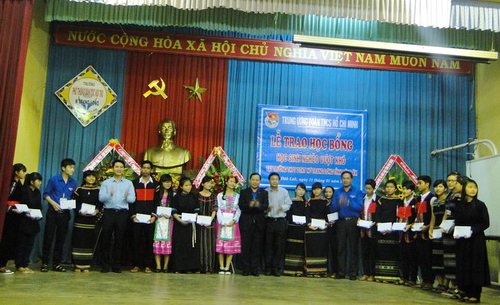 Đồng chí Nguyễn Phi Long trao học bổng cho học sinh học sinh có thành tích học tập suất sắc trường THPT Dân tộc Nội trú Nơ Trang Lơng